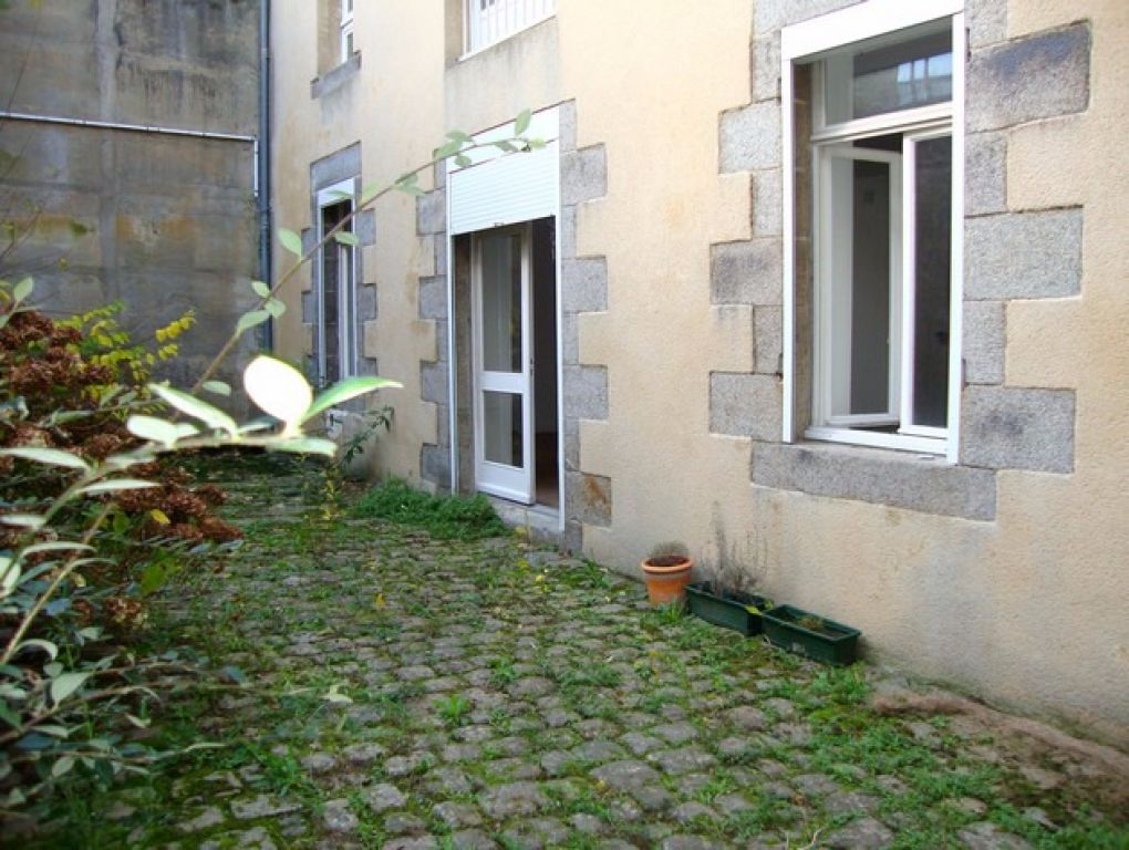 T1 de 42m2 ouvrant sur jardinet