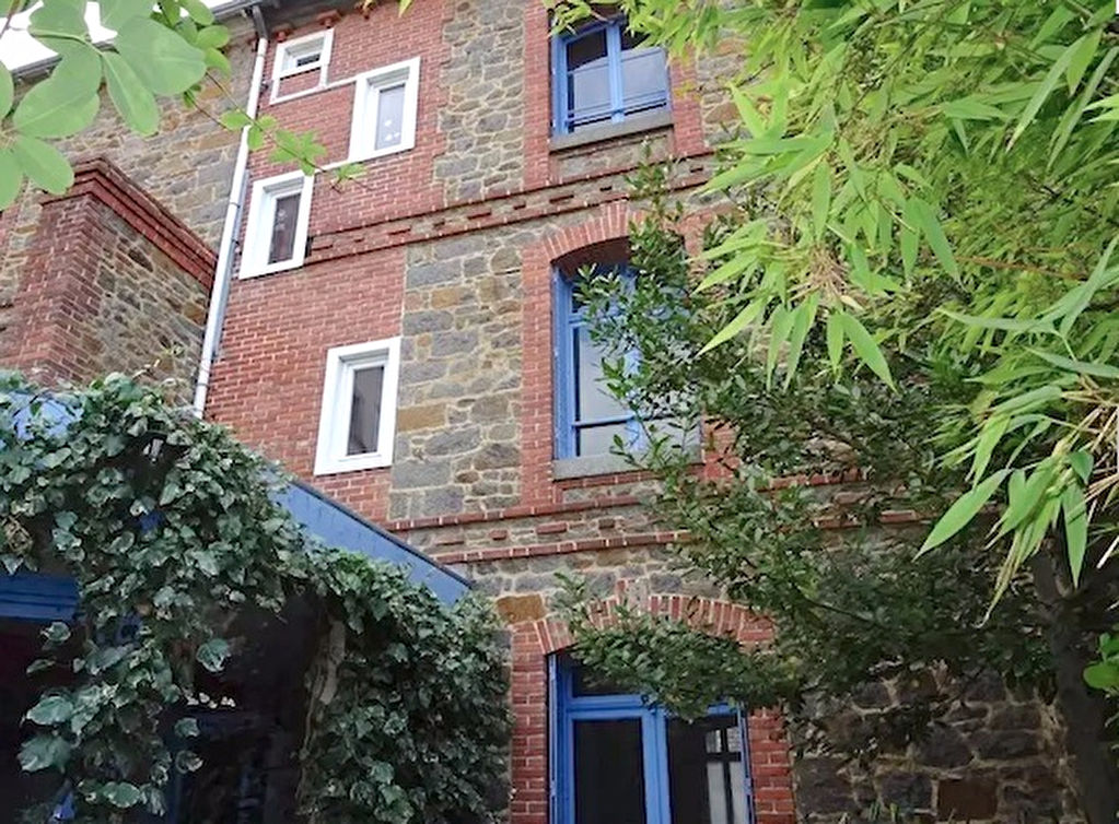 Maison de ville avec jardin clos de murs