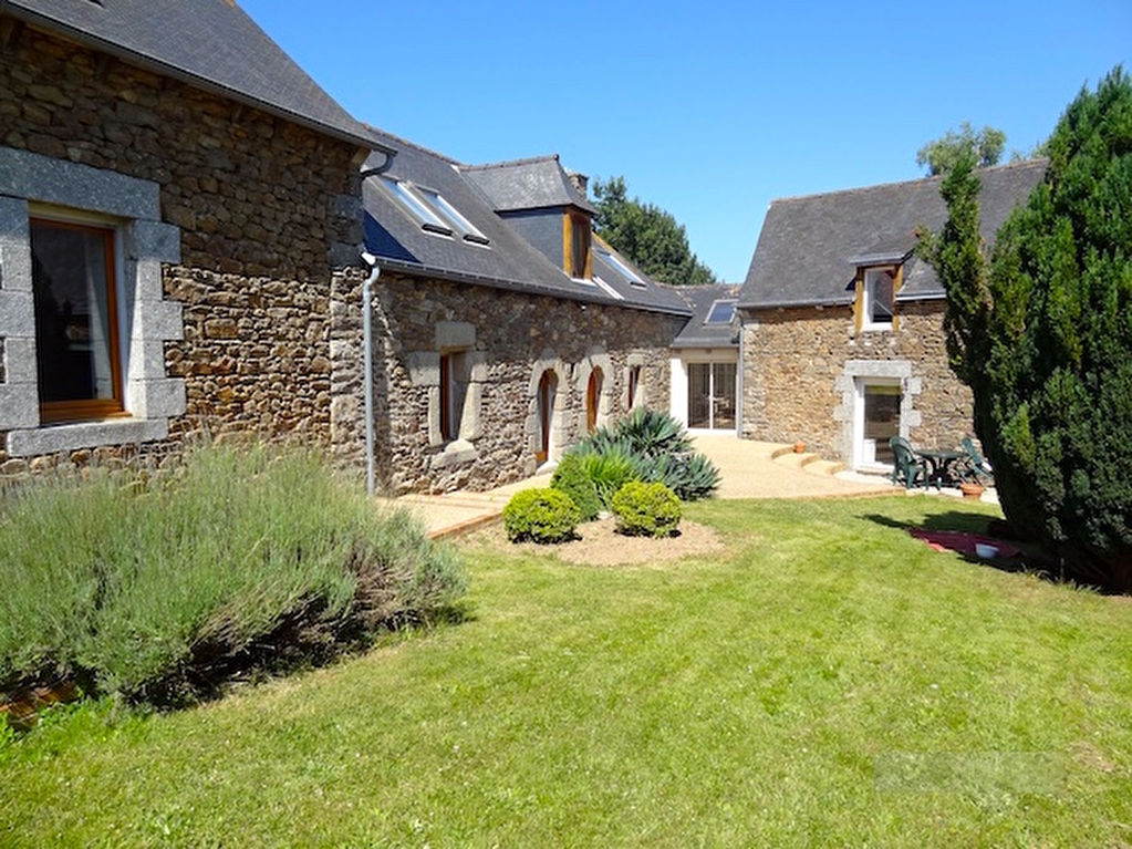 Belle long�re sur terrain de 8500m2