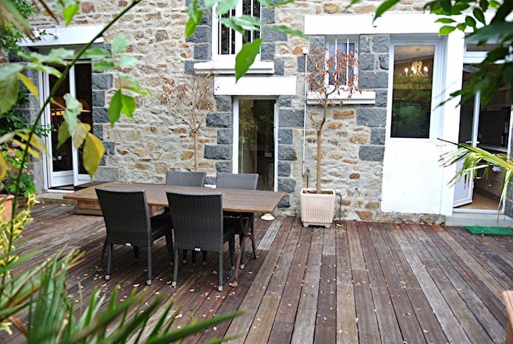 Maison de ville r�nov�e, terrasse, garage