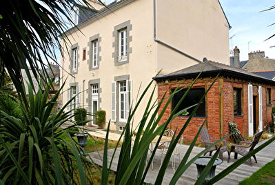 Demeure de ville avec jardin et garage