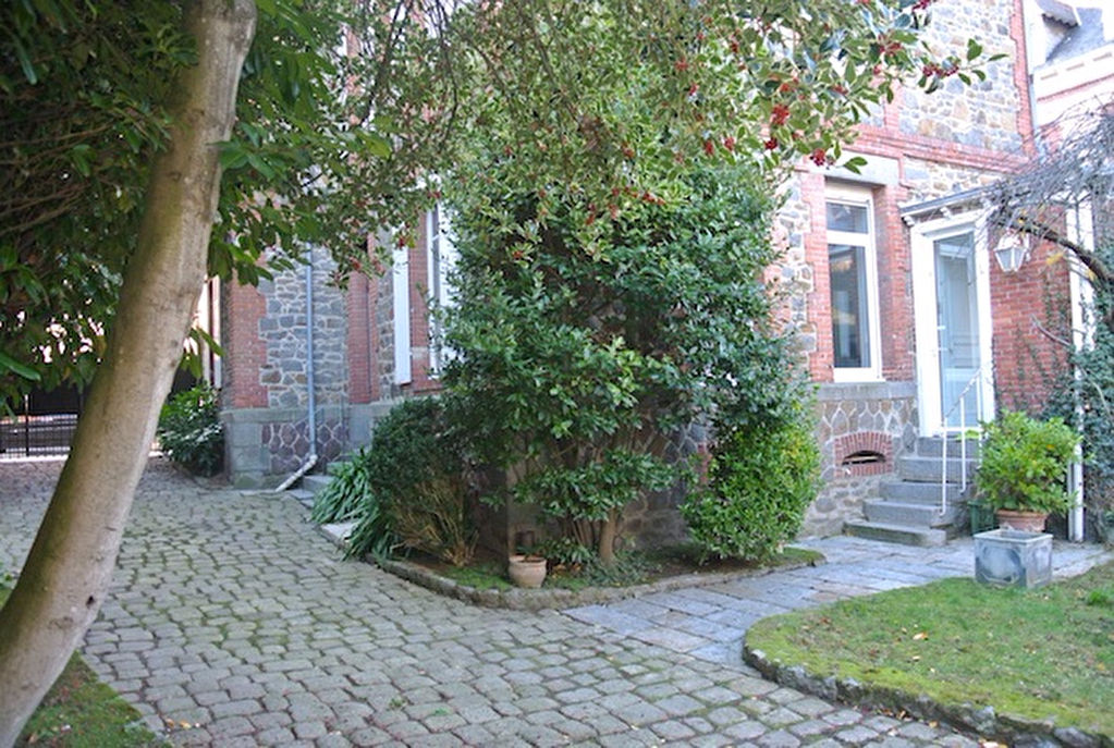 Demeure de ville av jardin, garages