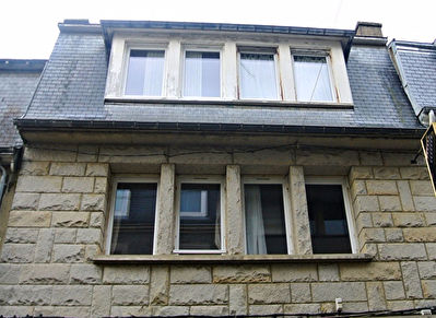 Immeuble avec local + 2 appartements