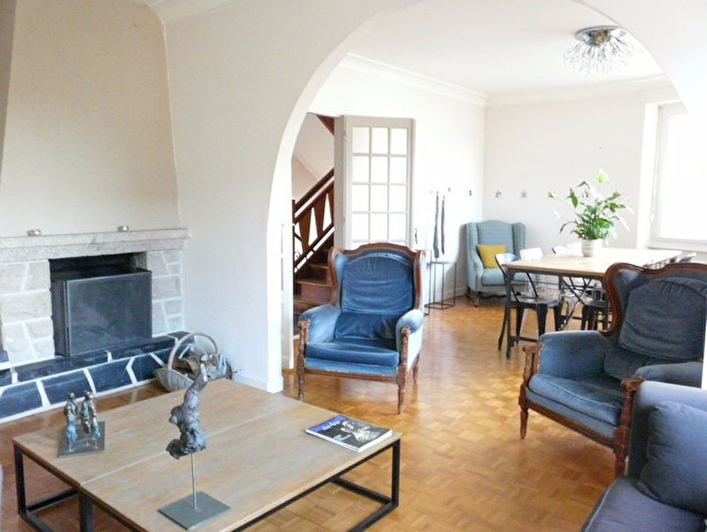 Maison en pierre avec jardin et garage