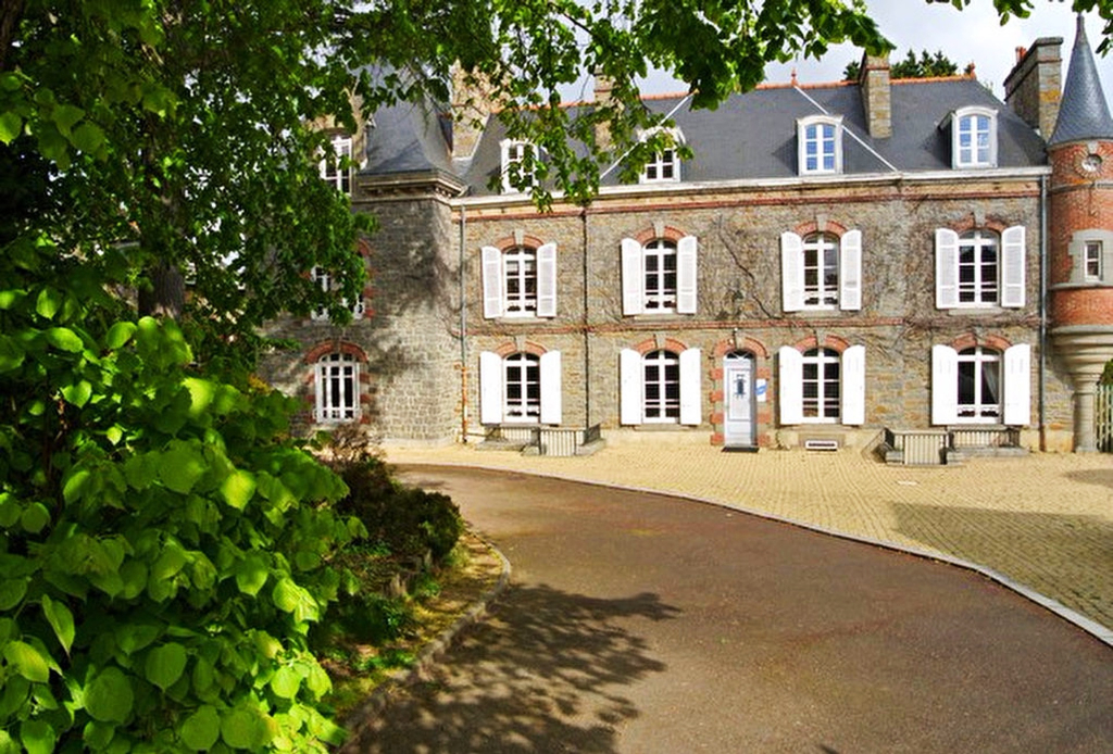 Demeure avec parc, d�pendances