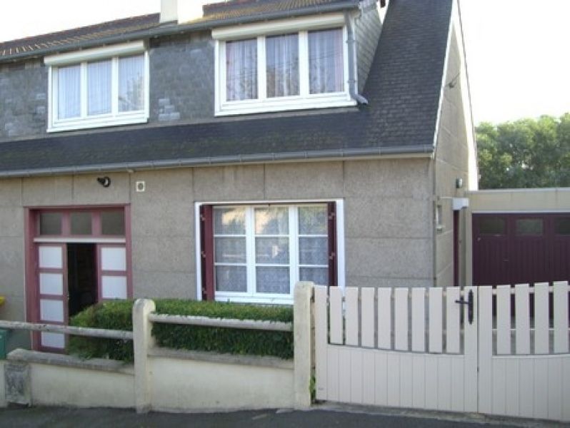 Maison de ville avec jardin et garages