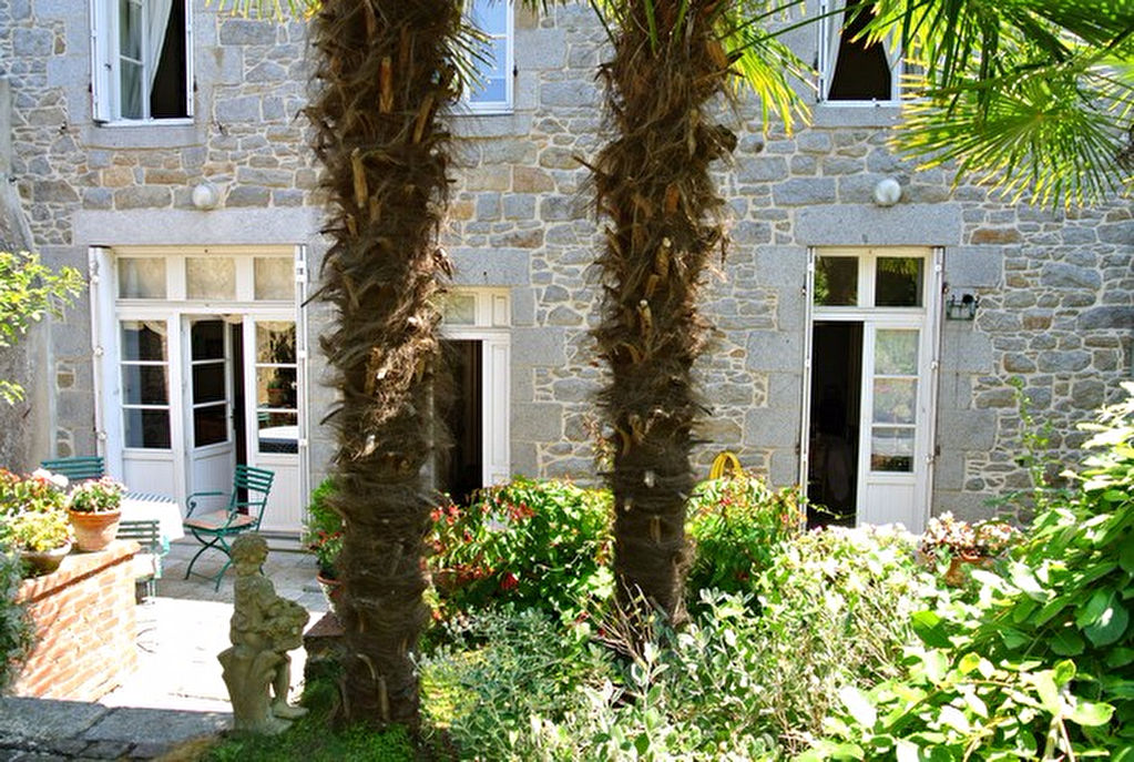 Maison de ville avec beau jardin et garage