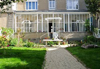 Demeure de ville avec jardin et garage