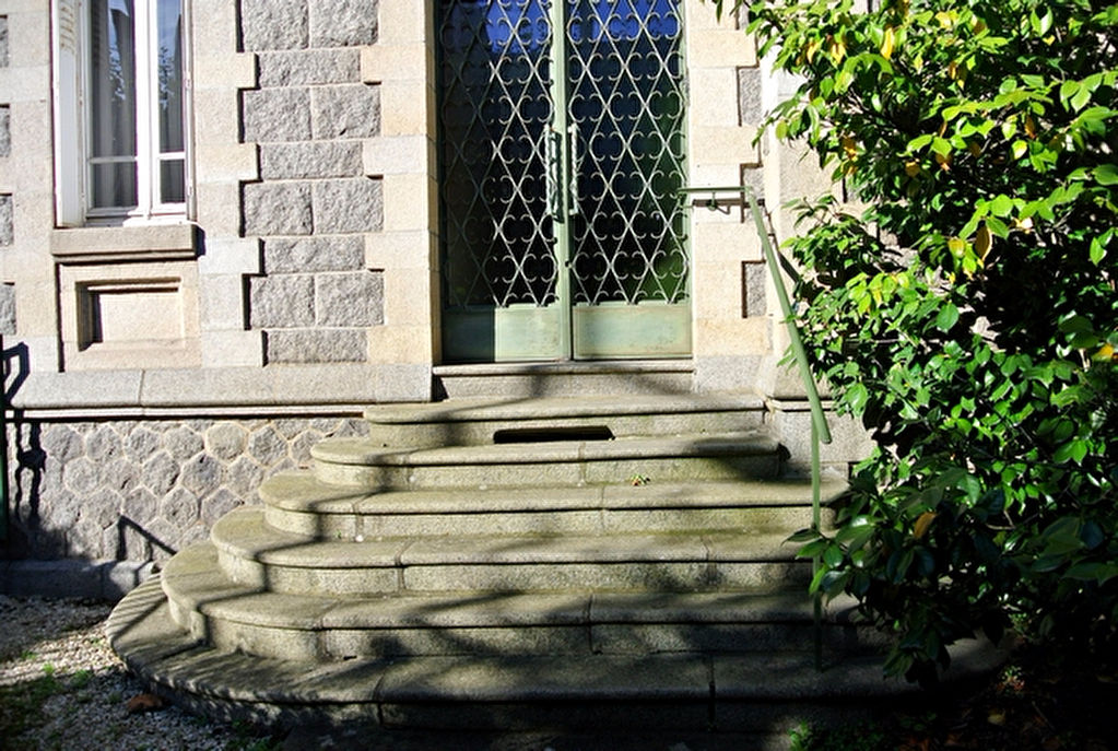 Belle demeure de ville, jardin et garage