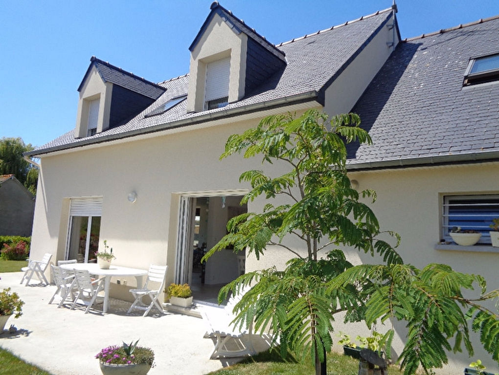 Contemporaine sur 757m2 de terrain clos
