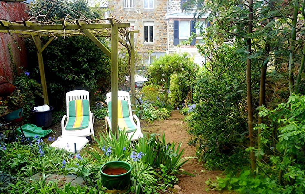 Maison de ville en pierre avec jardin