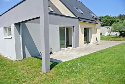 Contemporaine de 2005, 736m2 de terrain