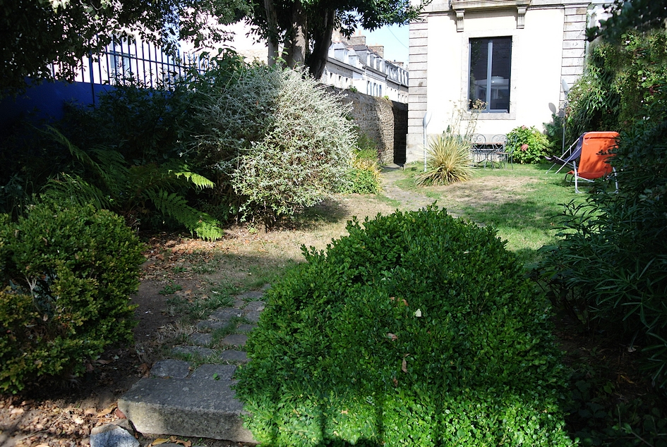 Maison de ville avec jardin et parking