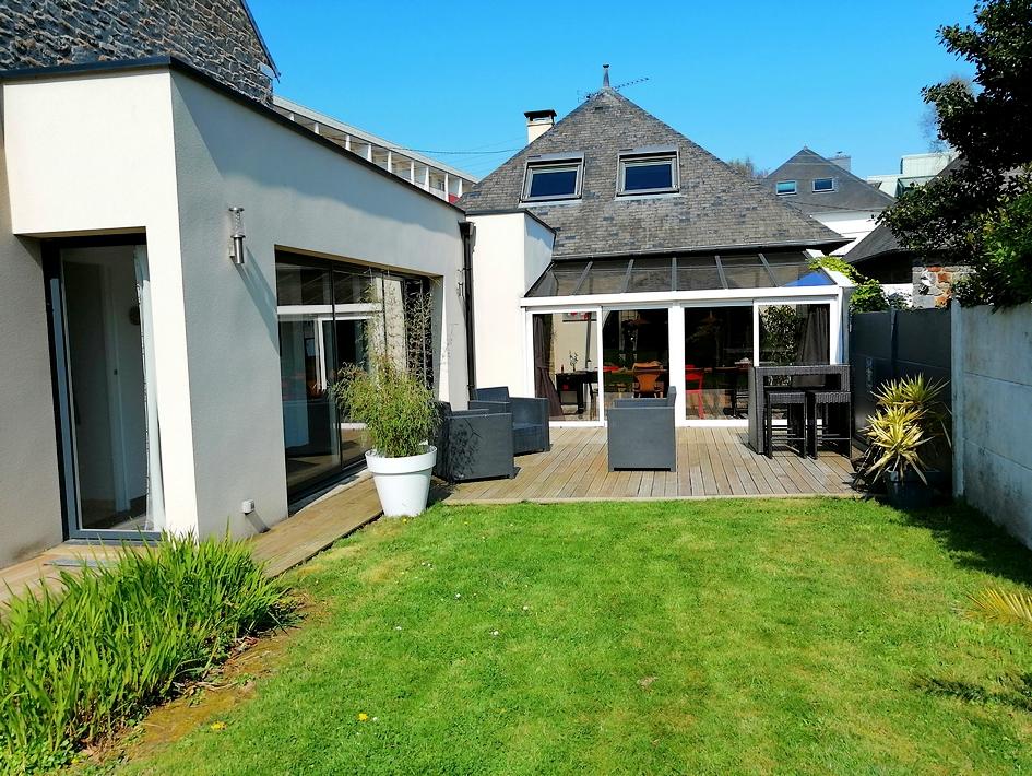 Maison de ville r�nov�e, terrain 682m2