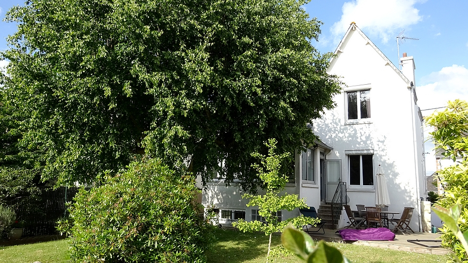 Maison de ville avec garage et jardin