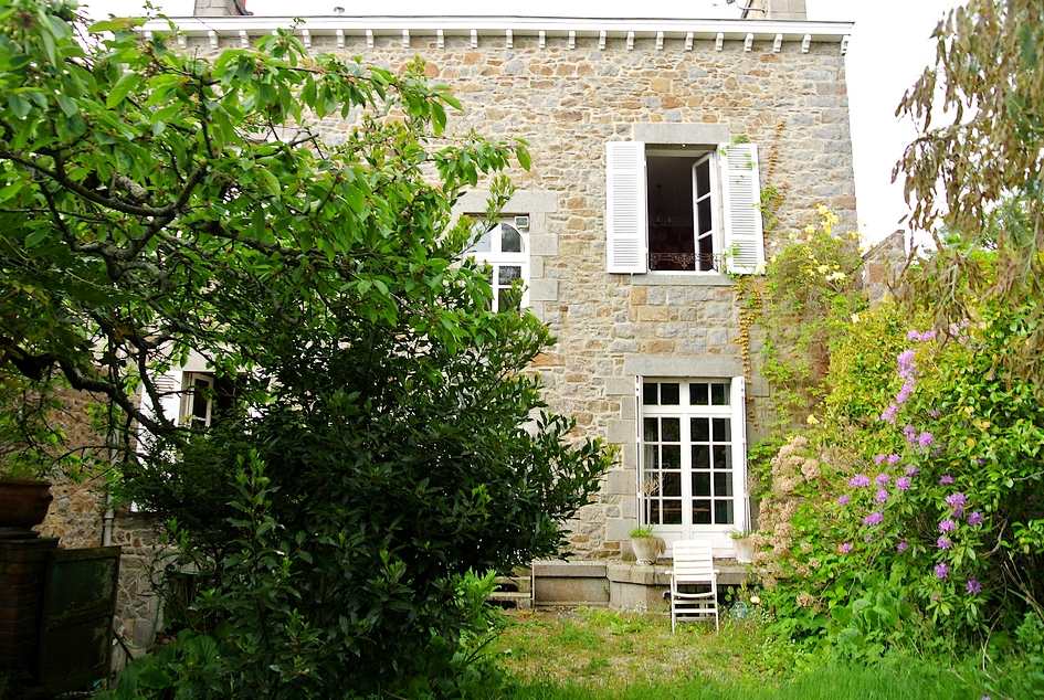 Demeure de ville avec grand jardin