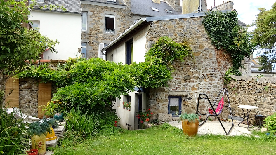 Maison de ville avec jardin clos de murs