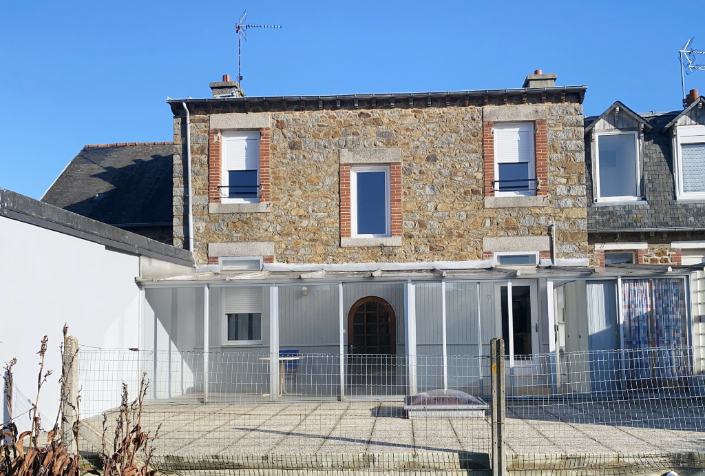 Maison de ville avec jardin et garages