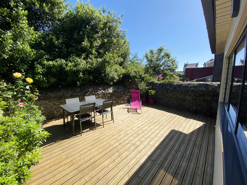 Maison de ville avec terrasse, 2 garages