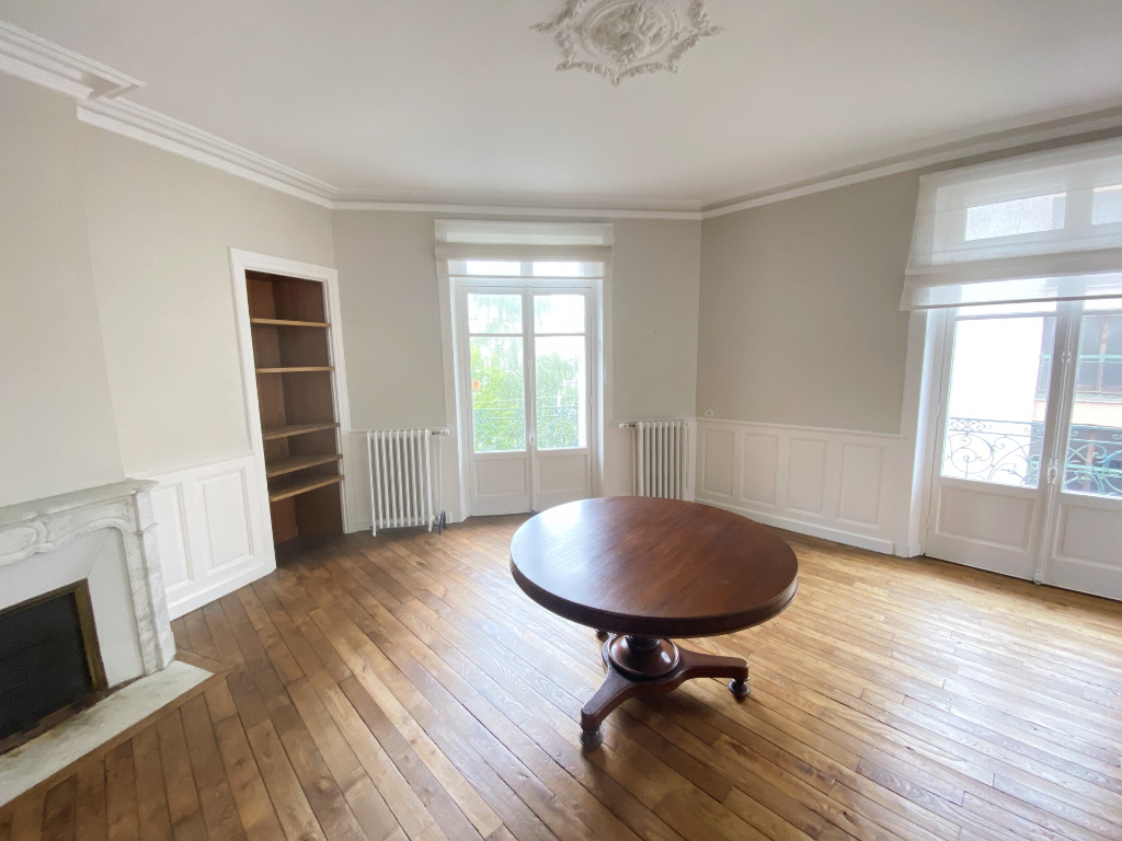 Beau T4 de 90m2, balcons, cave