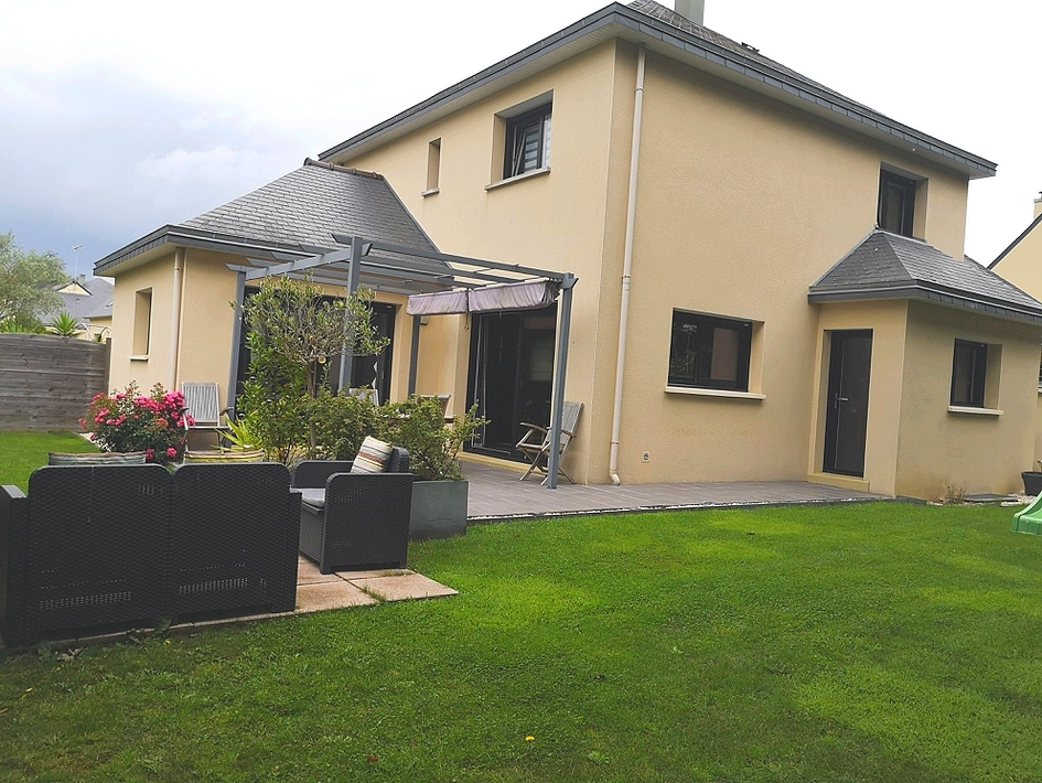 Contemporaine de 2009, terrain de 594 m�