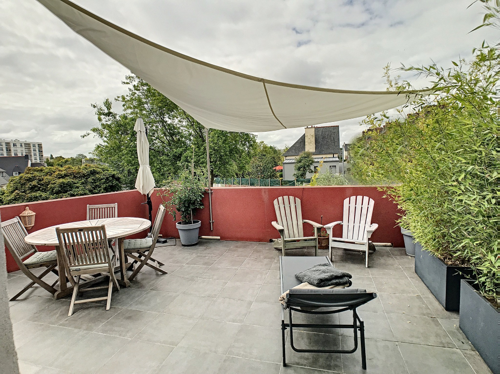 Maison de ville, jardin, terrasse, 2 garages