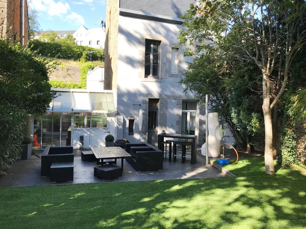 Demeure avec d�pendance, terrain 482m2