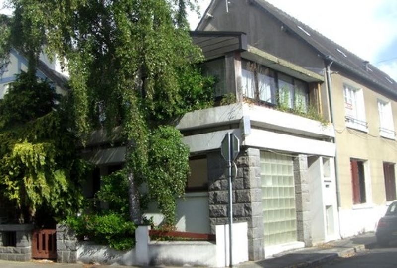 Immeuble avec appartement et bureaux