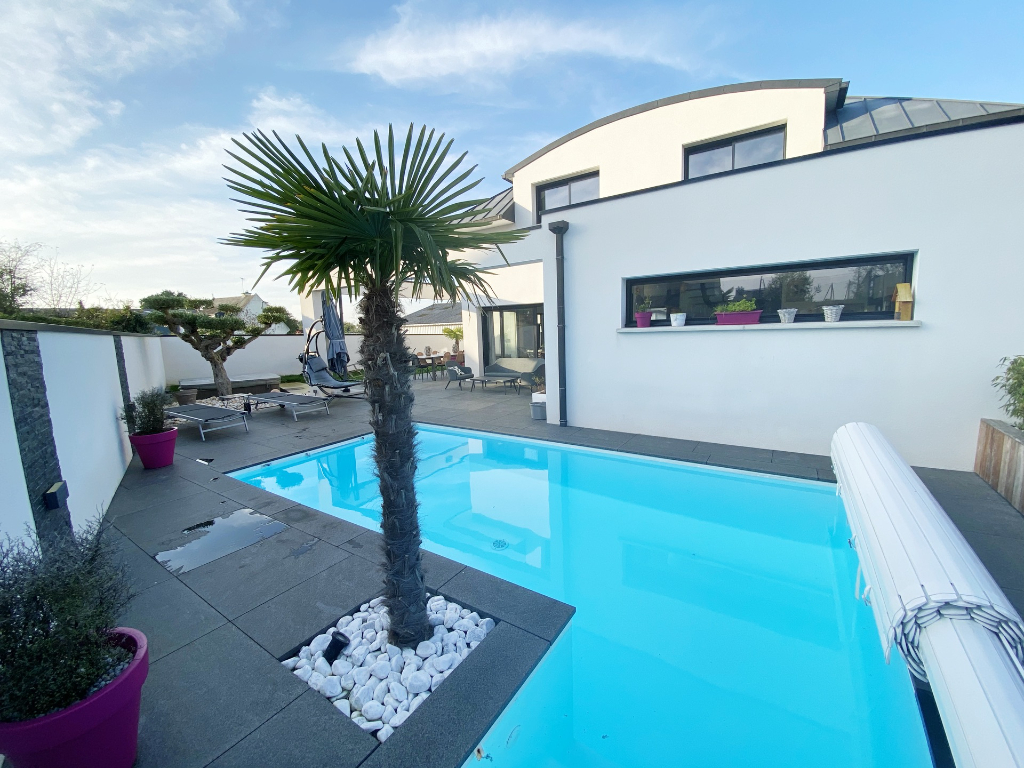 Belle contemporaine avec piscine et spa