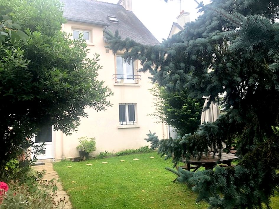 Maison de ville sur 396m2 de terrain clos et paysag�