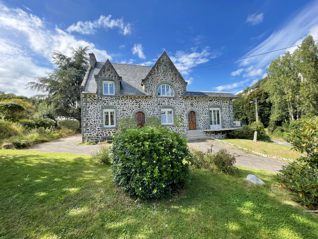 Demeure en pierre avec d�pendance