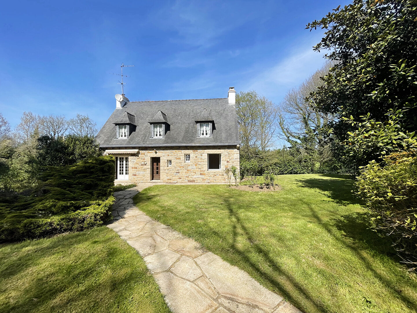 Propri�t� de 1980, terrain 14 000m2 avec �tang