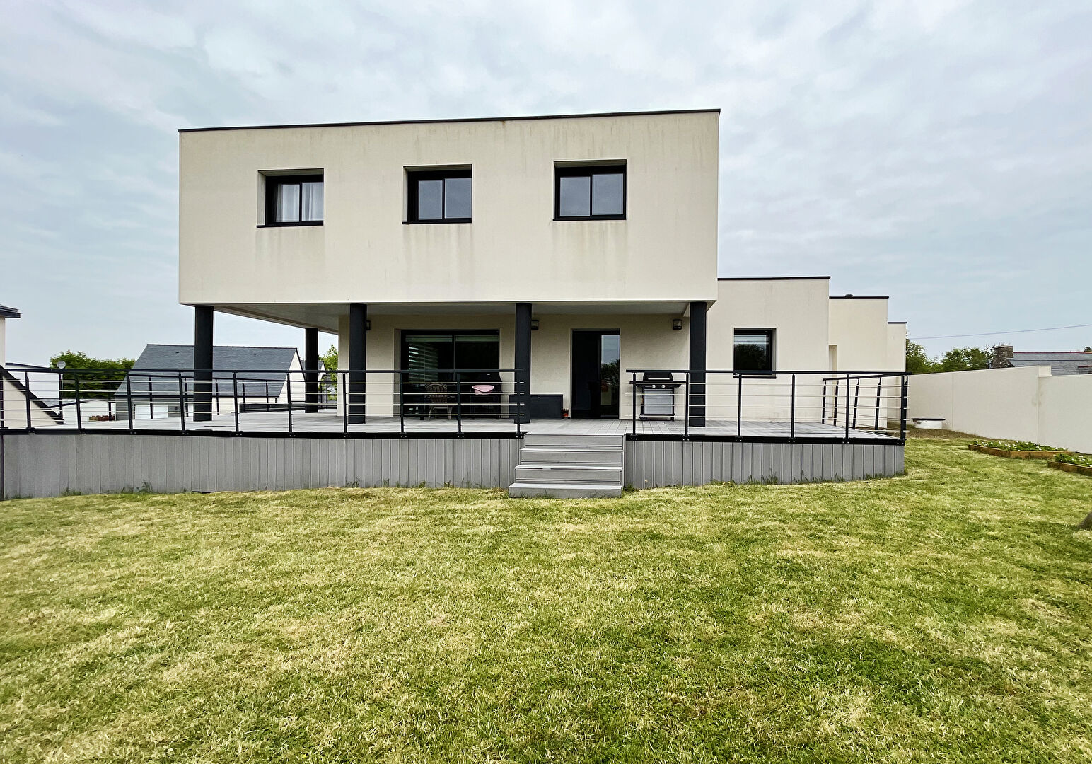 Contemporaine de 2011, terrain de 813m�