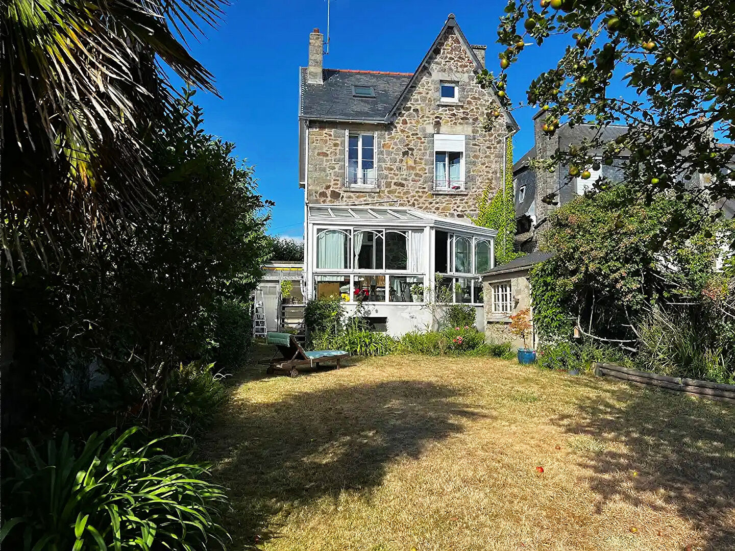 Maison des ann�es 30, garage et jardin clos