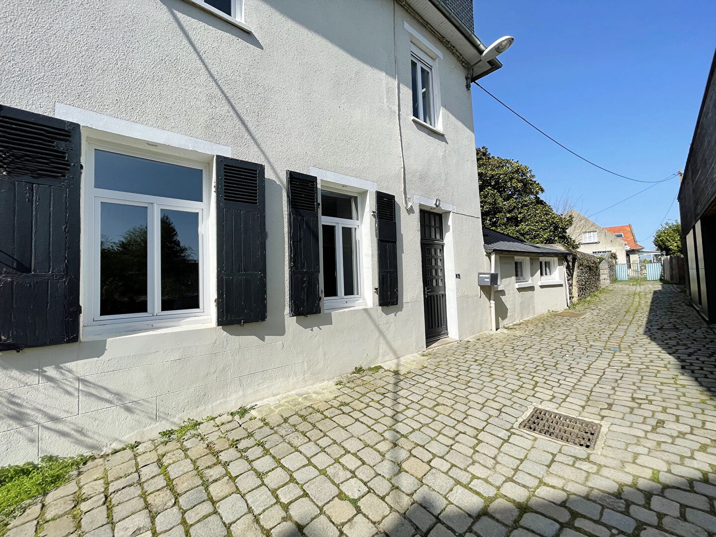 Maison de ville + b�timent annexe avec jardin