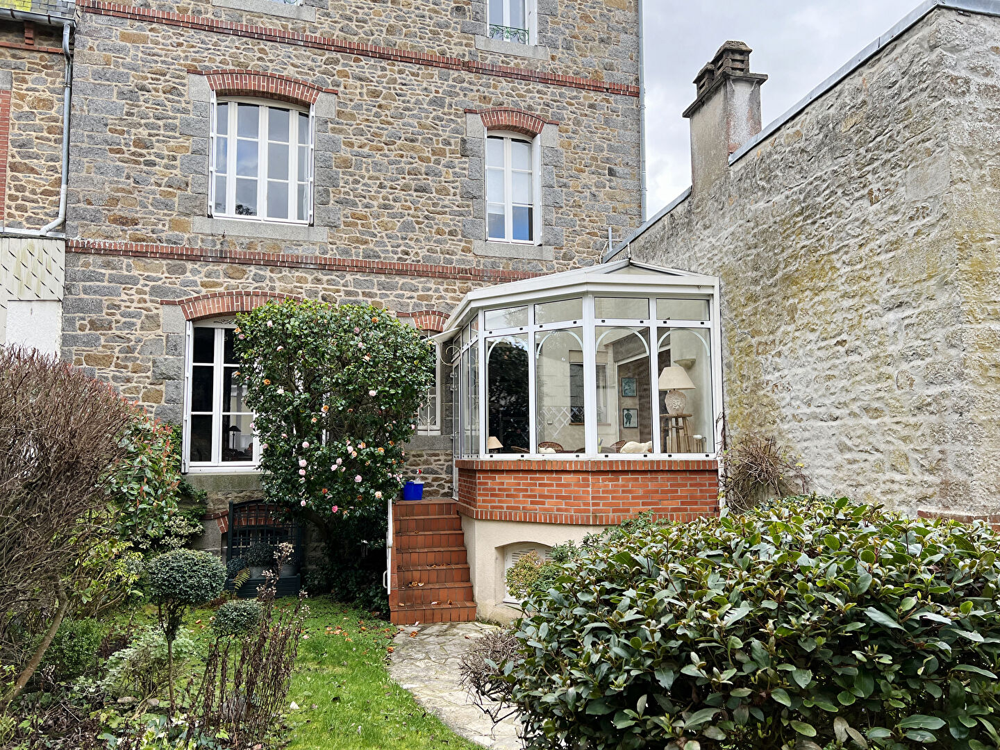 Belle maison de ville avec jardin et garage