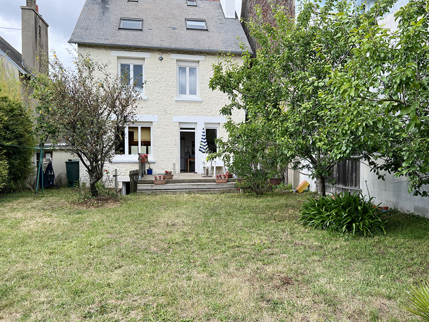 Maison de ville sur 414m2 de terrain clos