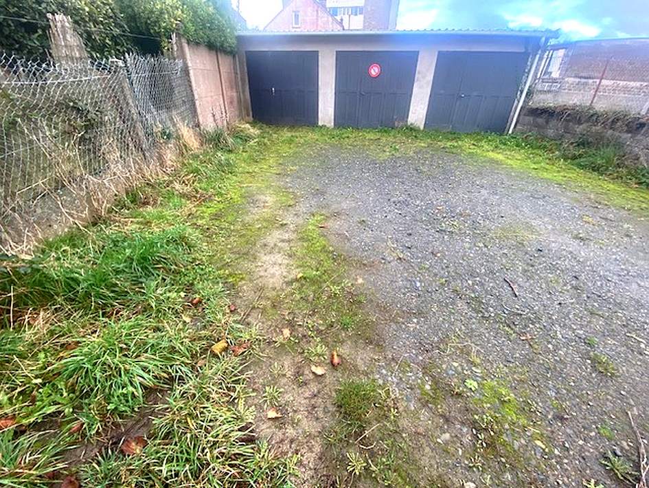 Ensemble de 4 garages et in emplacement stationnement sur 198m2 de terrain