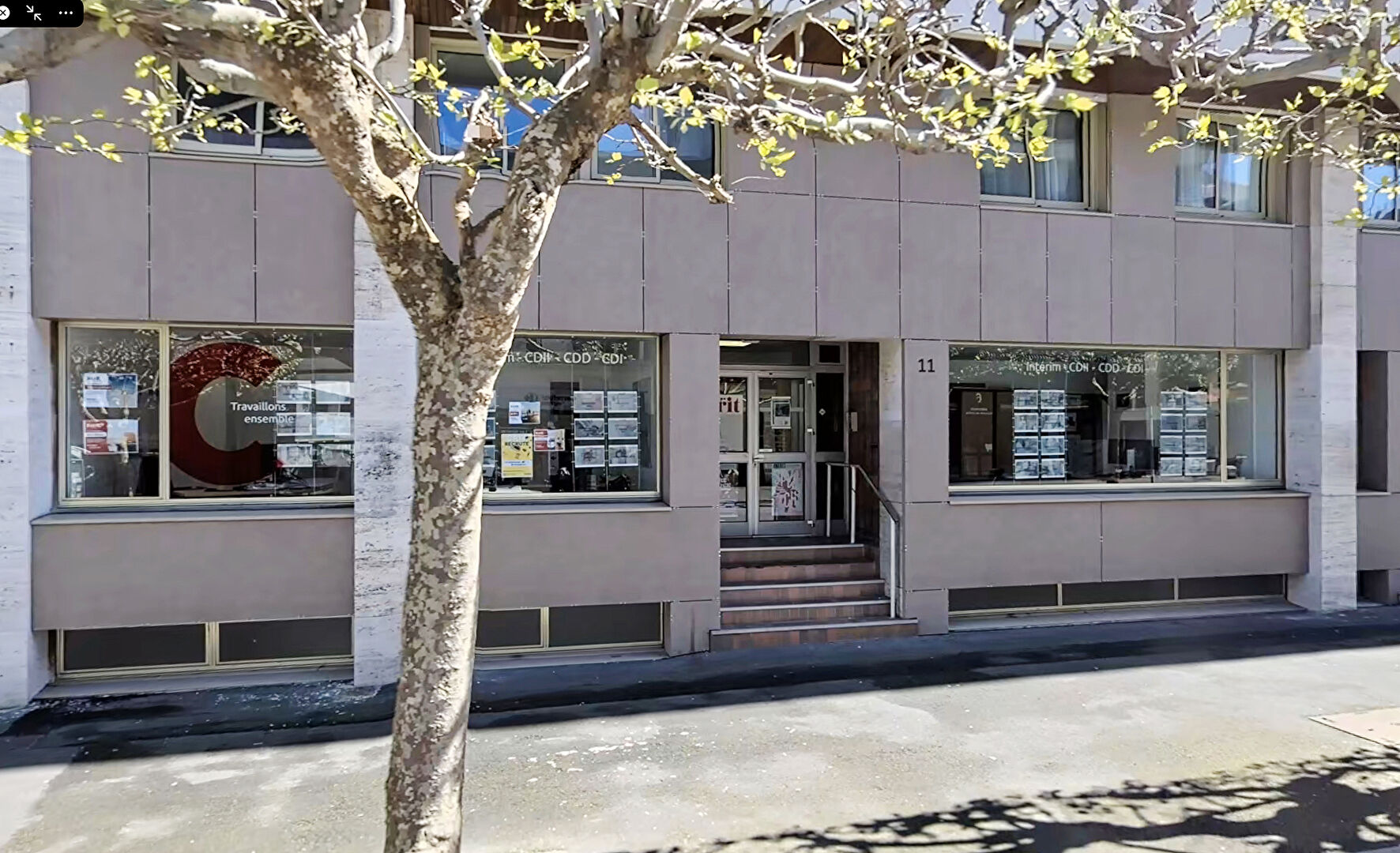 2 locaux professionnels de 557m2 avec 8 parkings