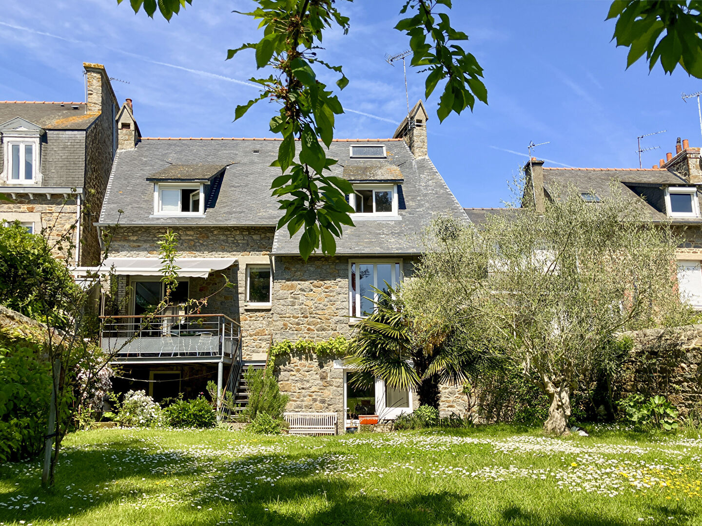 Maison de ville avec beau jardin sud, garage
