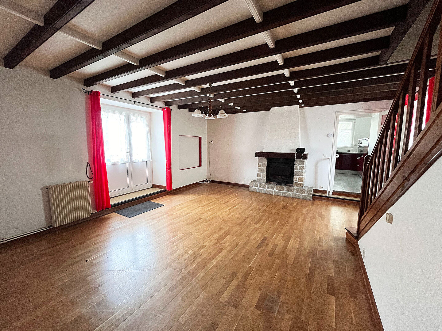 Maison en pierre avec garage et jardin S/O