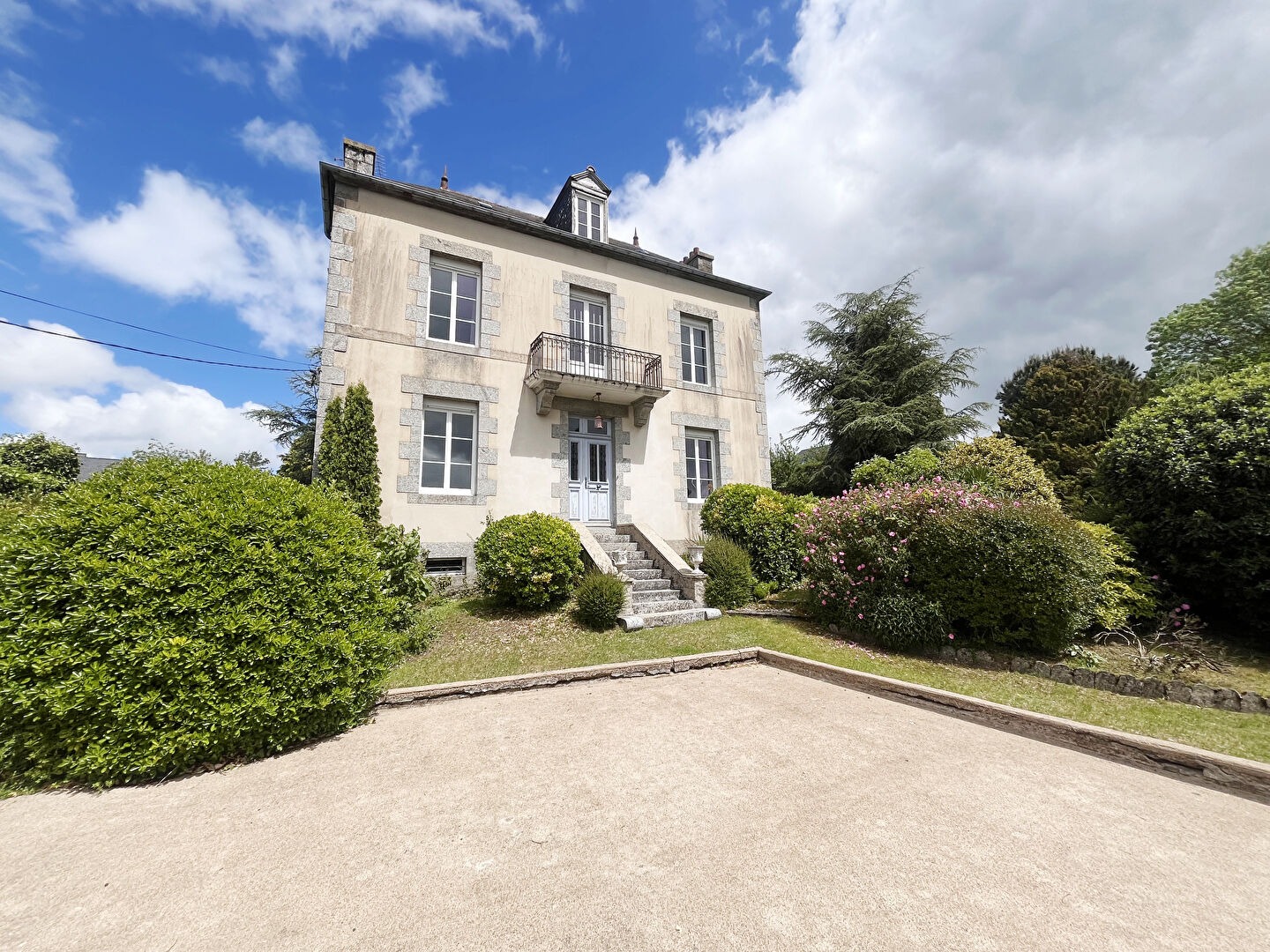 Propri�t� sur 2380m2 de terrain clos