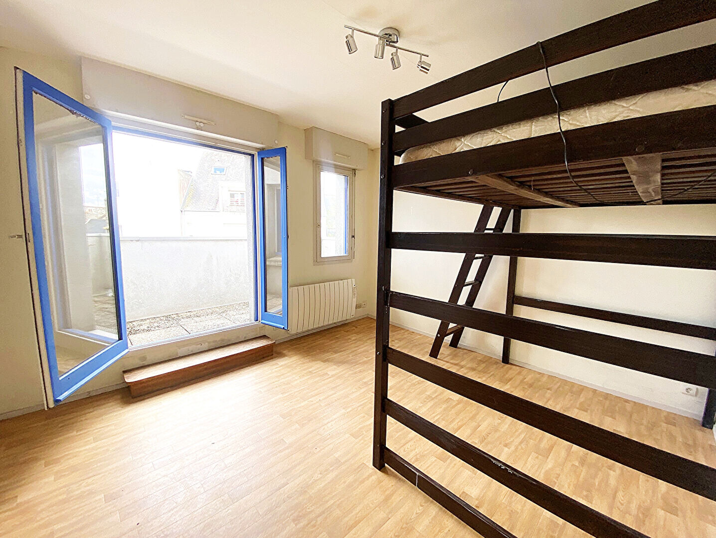 Studio avec balcon et cave