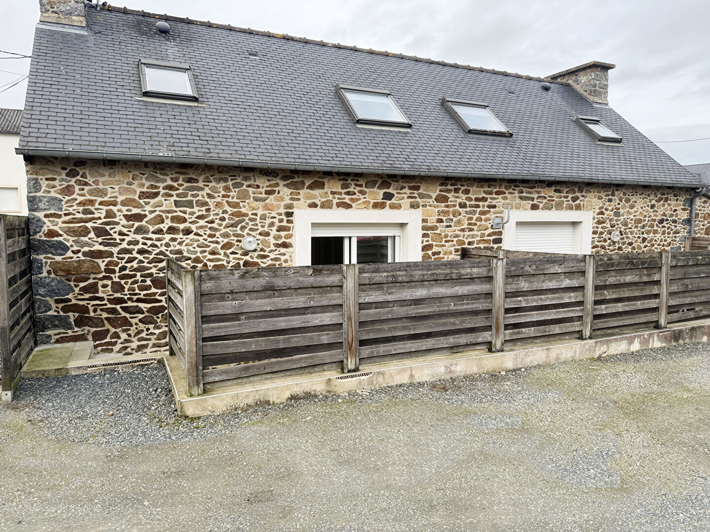 Maison en pierre divis�e en 2 logements