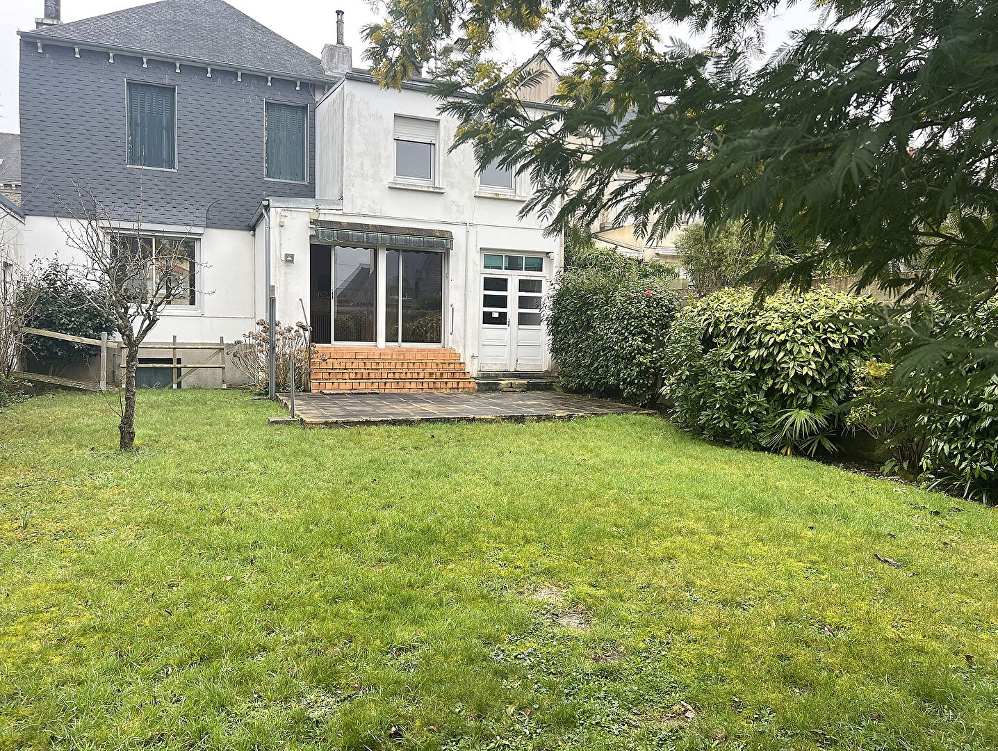 Maison de ville des ann�es 30 avec jardin et garage