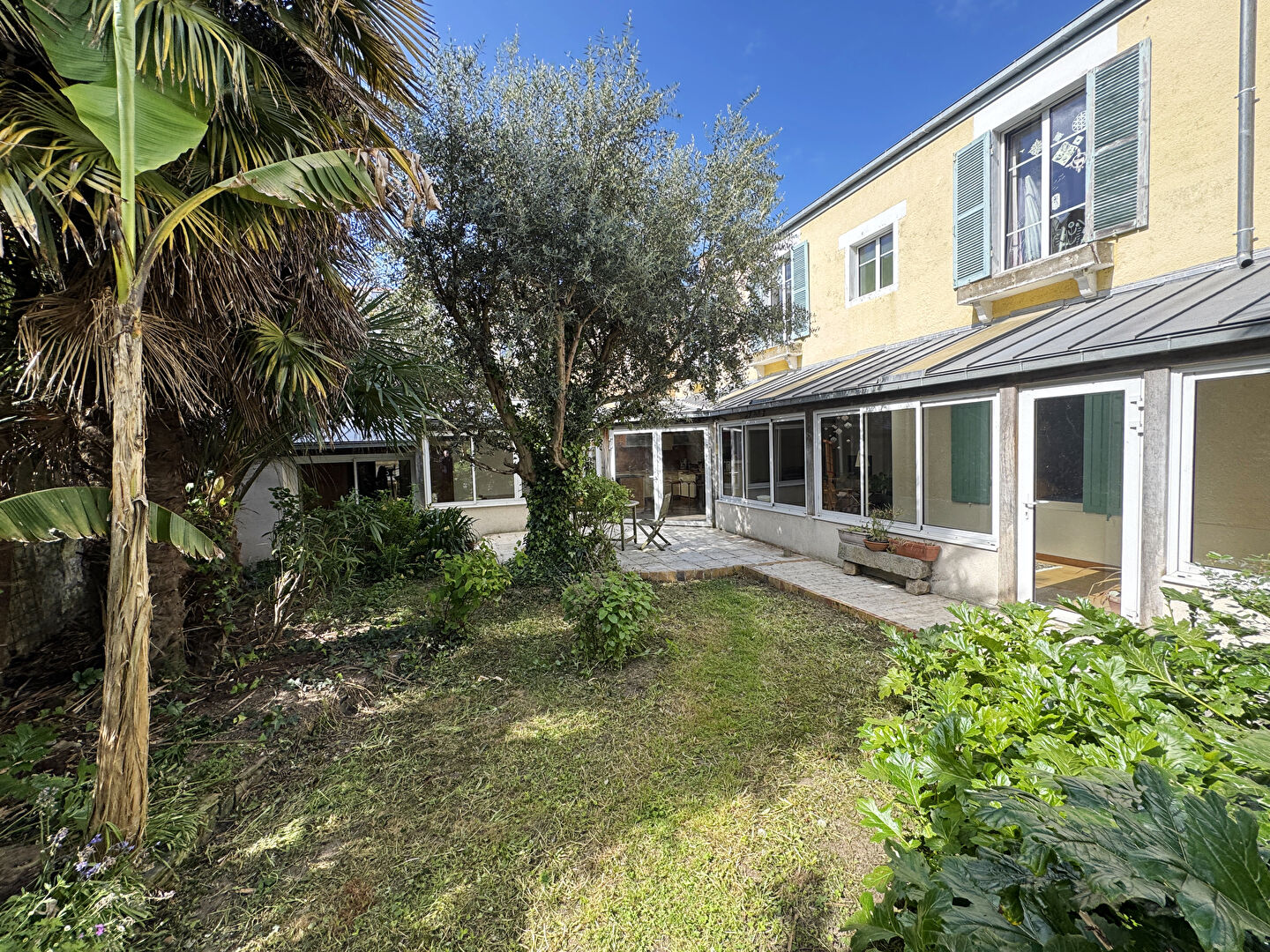 Maison de ville avec jardin, garage, 2 parkings