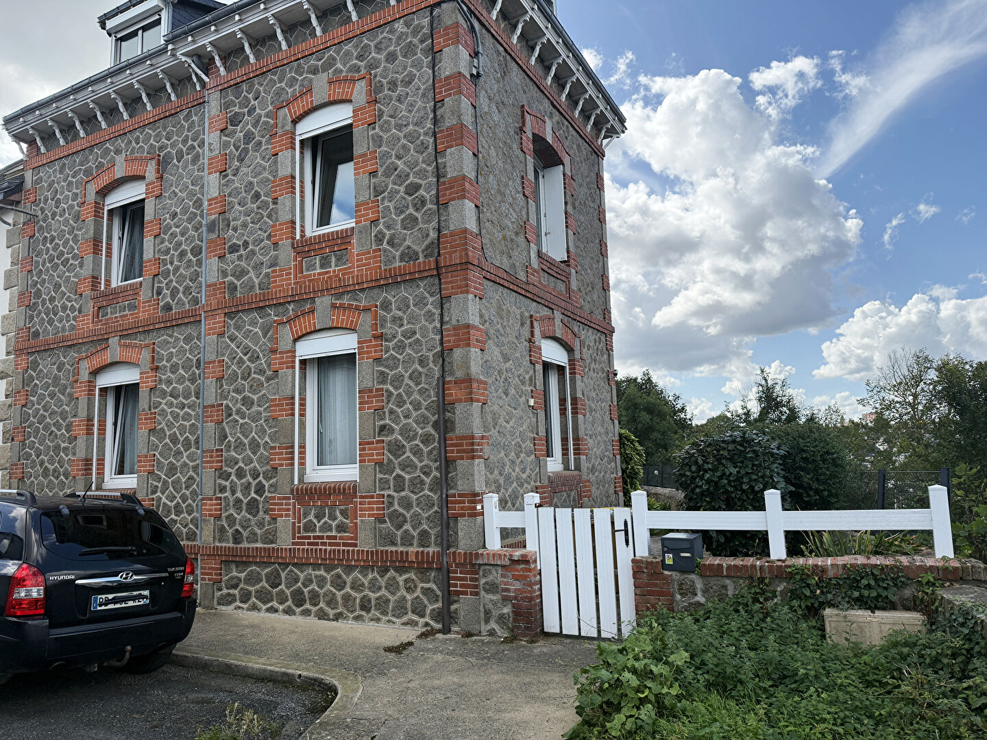 Maison en pierre avec jardin clos