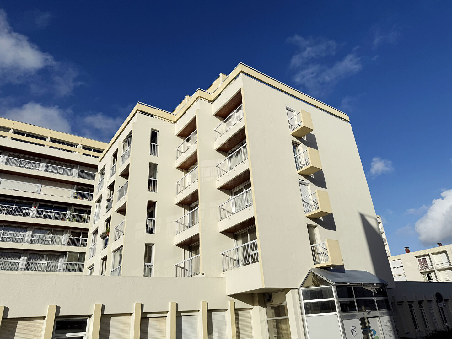 Appartement T5 � usage de bureaux, balcons, parking