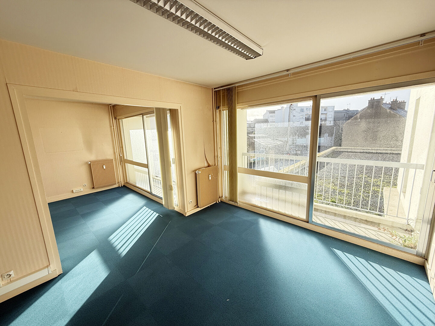 Appartement T5 � usage de bureaux, balcons, parking