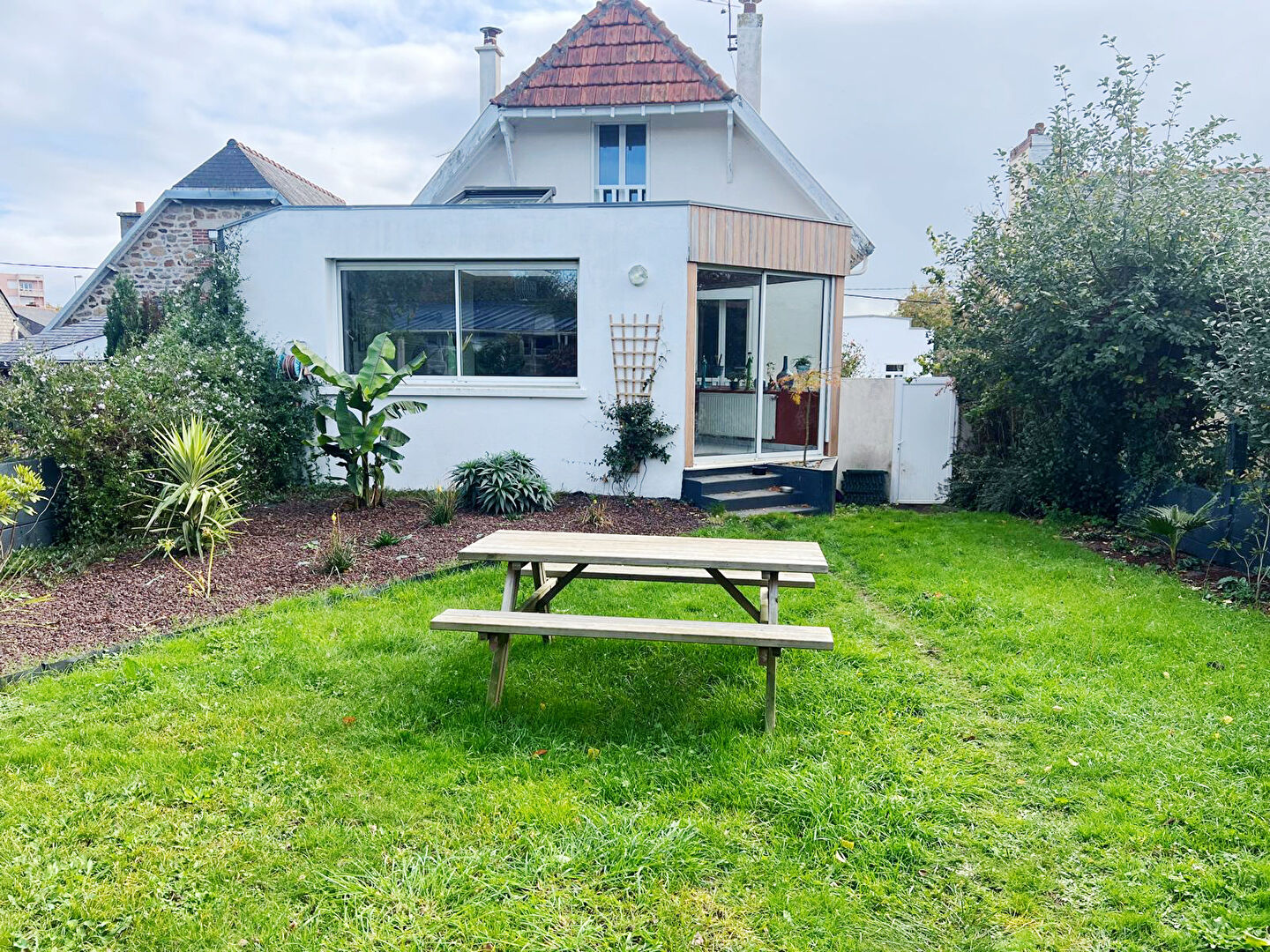 Maison des ann�es 30, terrain clos de 396m2.